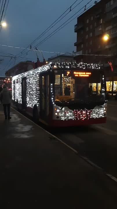 В Туле к Новому году украшают общественный транспорт