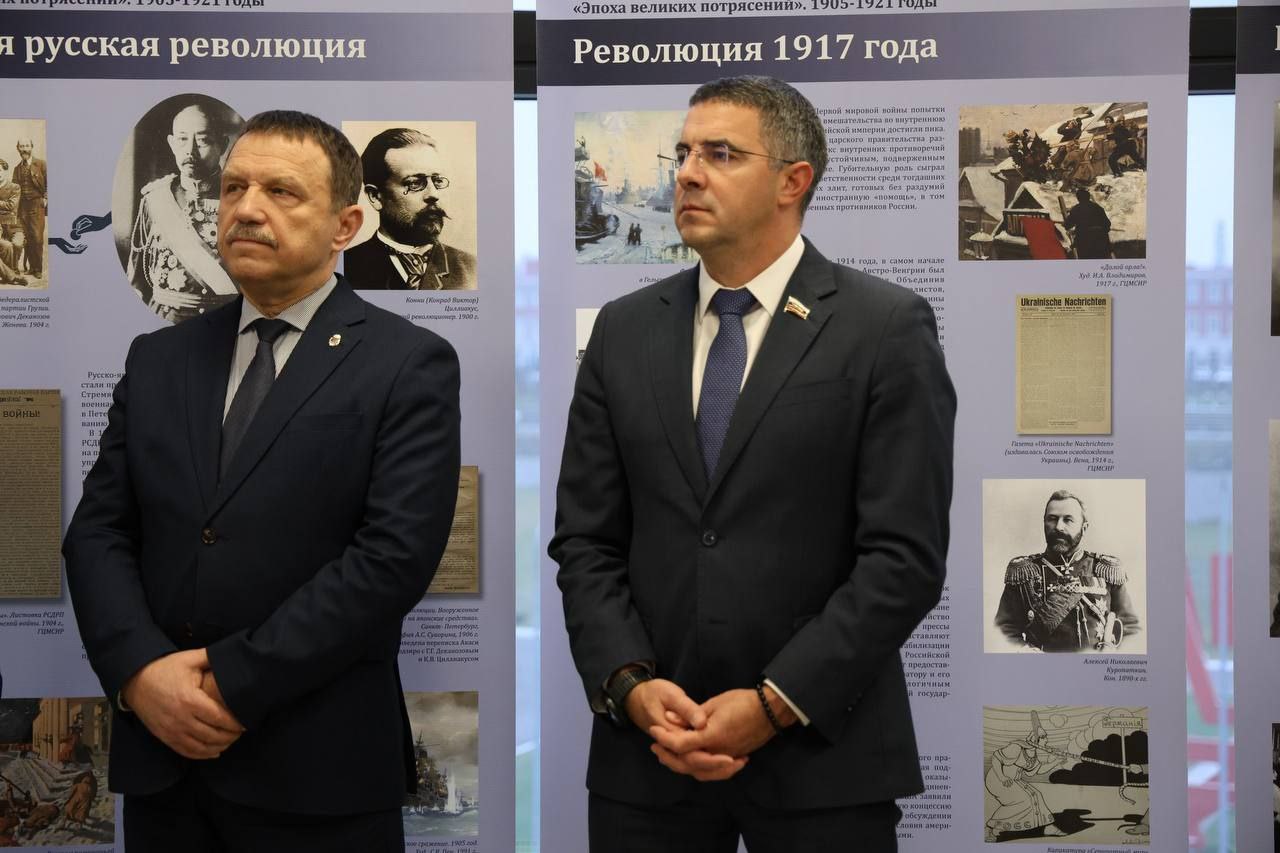 Глава города Тулы Алексей Эрк принял участие в открытии выставки «Защита суверенитета Российского государства. История и современность» в парке «Патриот-Тула» Глава города Тулы Алексей Эрк принял участие в открытии выставки «Защита суверенитета Российского государства. История и современность» в парке «Патриот-Тула»