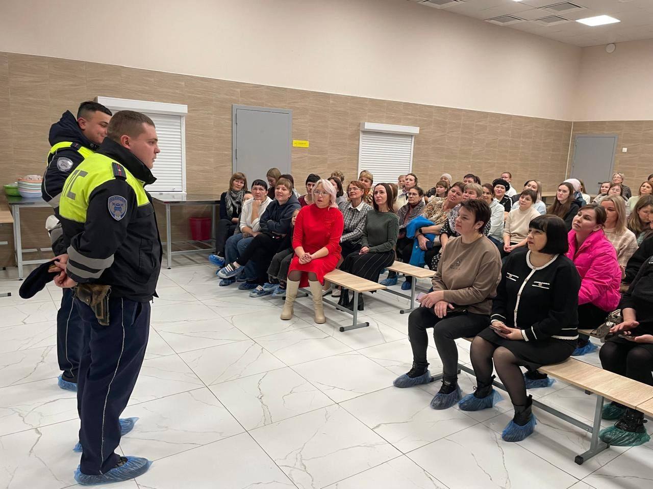 Сотрудники отделения Госавтоинспекции МО МВД России «Богородицкий» Тульской области приняли участие в родительском собрании на базе Центра образования поселка Волово, где подробно ознакомили родителей учащихся с важной... Сотрудники отделения Госавтоинспекции МО МВД России «Богородицкий» Тульской области приняли участие в родительском собрании на базе Центра образования поселка Волово, где подробно ознакомили родителей учащихся с важной...