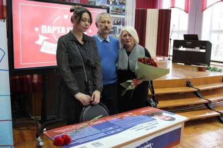 В День Героев Отечества в центре образования № 34 в рамках Всероссийского образовательного проекта состоялось открытие Парт Героев в честь выпускников, участников спецоперации Дениса Порсева и Павла Силкина