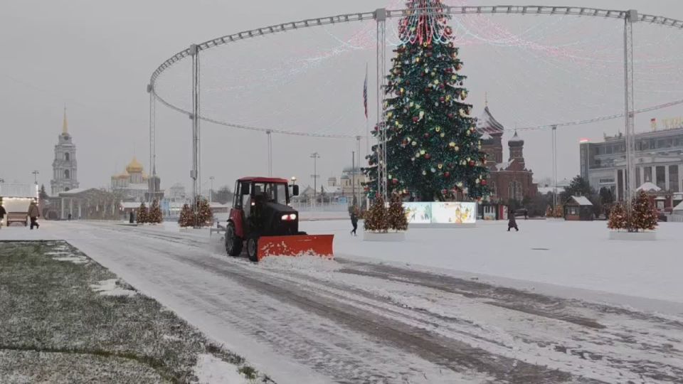 А новая елка так прекрасно вписывается в заснеженный пейзаж