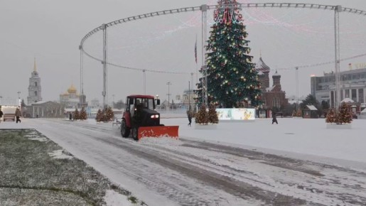 А новая елка так прекрасно вписывается в заснеженный пейзаж