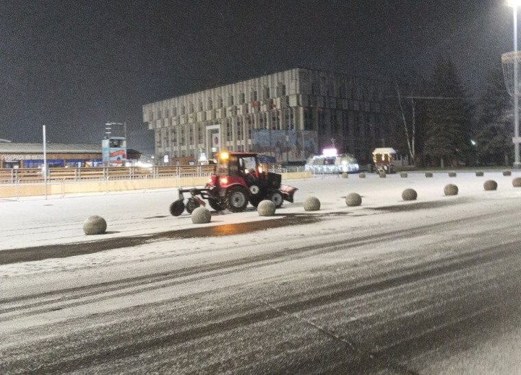 Зимняя техника вышла на улицы города Зимняя техника вышла на улицы города