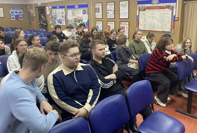 В Венёвском районе полицейские в рамках акции «Будь в форме» провели день открытых дверей для старшеклассников В Венёвском районе полицейские в рамках акции «Будь в форме» провели день открытых дверей для старшеклассников