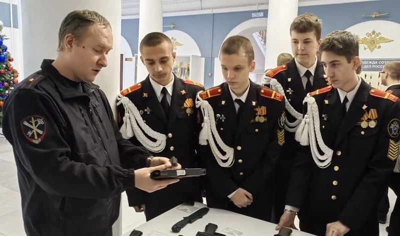 В Управлении МВД России по Тульской области прошел День открытых дверей для выпускников школ и учащихся колледжей В Управлении МВД России по Тульской области прошел День открытых дверей для выпускников школ и учащихся колледжей