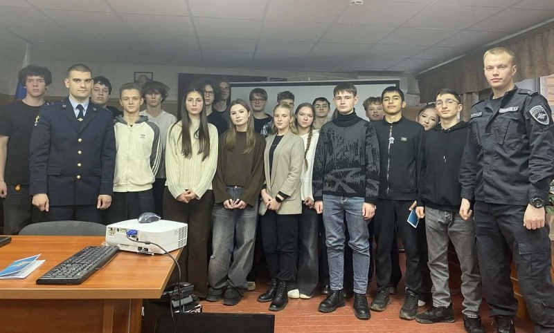 В Венёвском районе полицейские в рамках акции «Будь в форме» провели день открытых дверей для старшеклассников В Венёвском районе полицейские в рамках акции «Будь в форме» провели день открытых дверей для старшеклассников