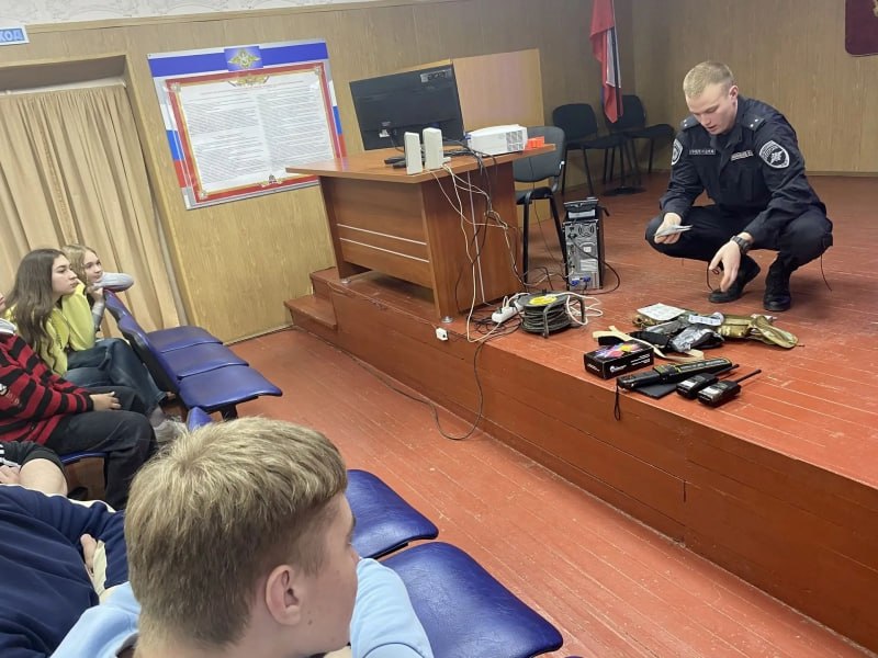 В Венёвском районе полицейские в рамках акции «Будь в форме» провели день открытых дверей для старшеклассников В Венёвском районе полицейские в рамках акции «Будь в форме» провели день открытых дверей для старшеклассников