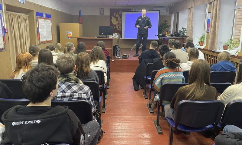 В Венёвском районе полицейские в рамках акции «Будь в форме» провели день открытых дверей для старшеклассников В Венёвском районе полицейские в рамках акции «Будь в форме» провели день открытых дверей для старшеклассников