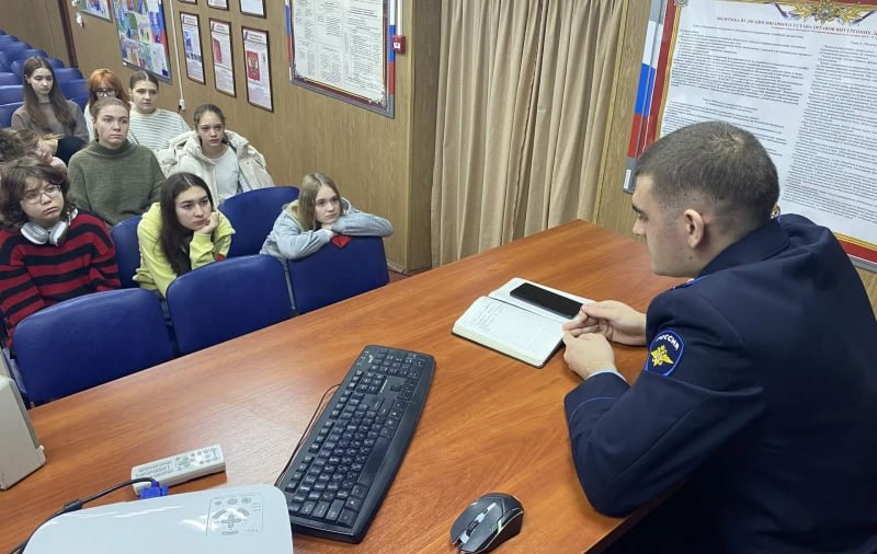 В Венёвском районе полицейские в рамках акции «Будь в форме» провели день открытых дверей для старшеклассников В Венёвском районе полицейские в рамках акции «Будь в форме» провели день открытых дверей для старшеклассников