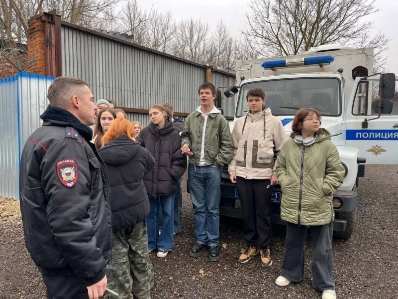 В Венёвском районе полицейские в рамках акции «Будь в форме» провели день открытых дверей для старшеклассников В Венёвском районе полицейские в рамках акции «Будь в форме» провели день открытых дверей для старшеклассников