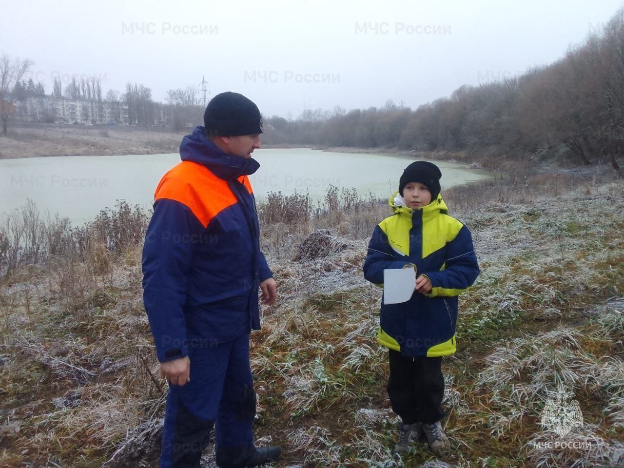 Спасатели МЧС России напоминают жителям региона об опасностях тонкого льда Спасатели МЧС России напоминают жителям региона об опасностях тонкого льда