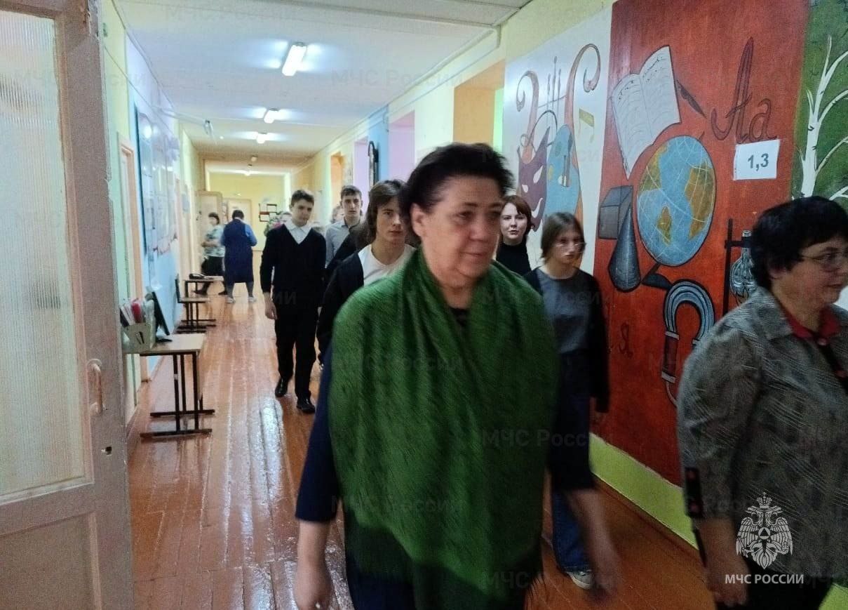 В одной из школ Воловского района прошли пожарно-тактические учения В одной из школ Воловского района прошли пожарно-тактические учения