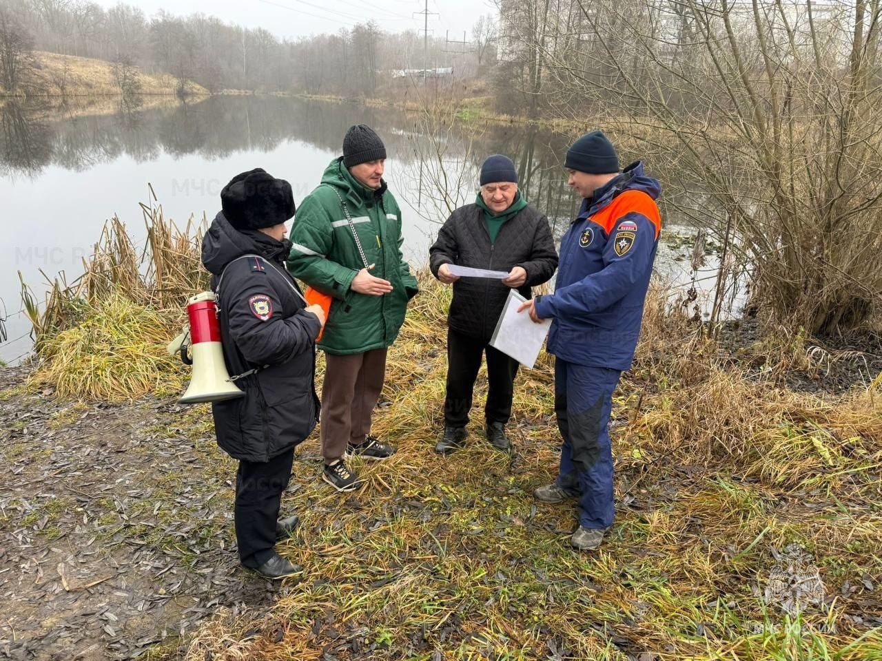 Спасатели МЧС России напоминают жителям региона об опасностях тонкого льда Спасатели МЧС России напоминают жителям региона об опасностях тонкого льда