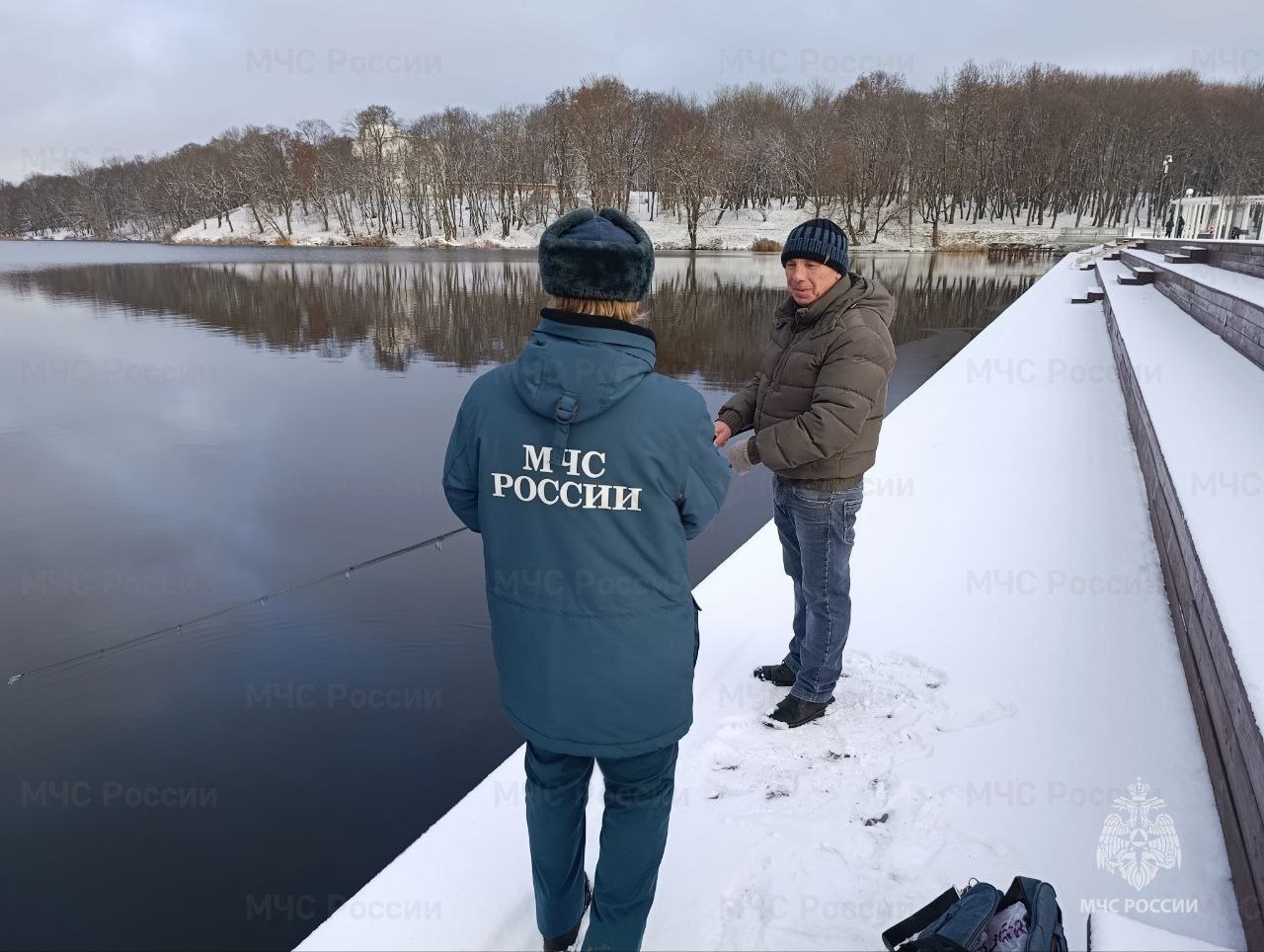 Спасатели МЧС России напоминают жителям региона об опасностях тонкого льда Спасатели МЧС России напоминают жителям региона об опасностях тонкого льда