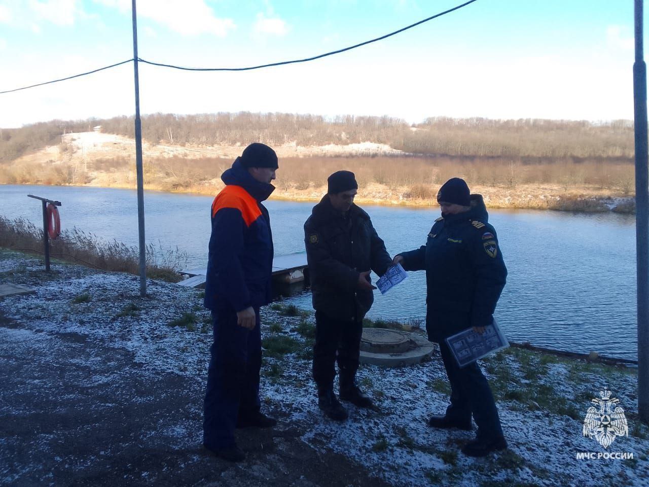 О средствах спасения на воде и безопасном нахождении у водоема напомнили населению инспекторы ГИМС МЧС России О средствах спасения на воде и безопасном нахождении у водоема напомнили населению инспекторы ГИМС МЧС России