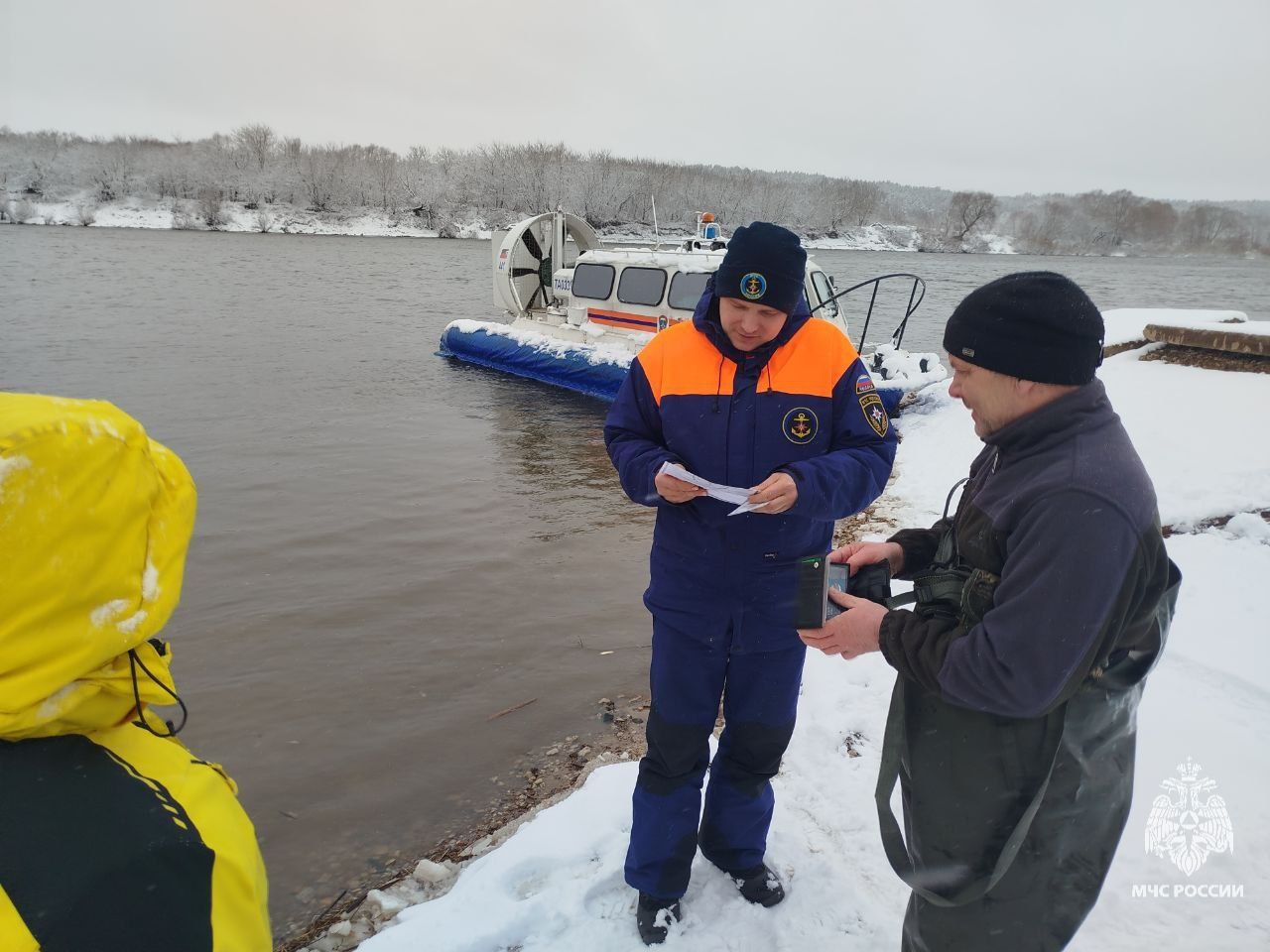 О средствах спасения на воде и безопасном нахождении у водоема напомнили населению инспекторы ГИМС МЧС России