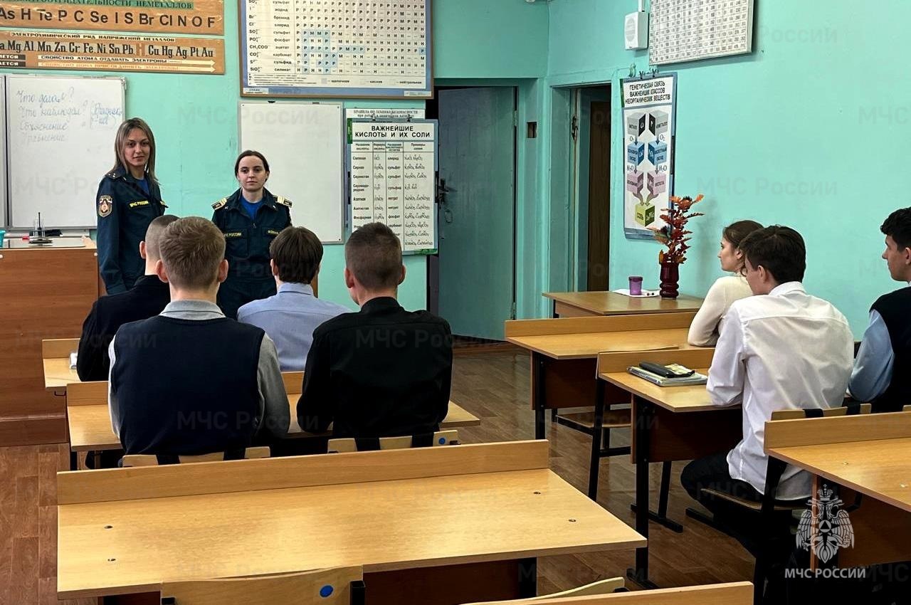 Выпускники школ узнали о профессии «спасатель», а курсанты пополнили багаж знаний о спасательной технике МЧС России