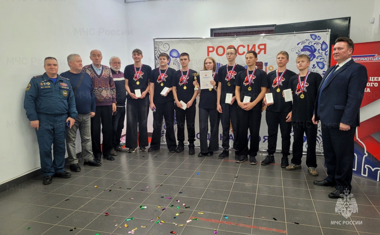 В Одоеве спасатели приняли участие в закрытии «Больших Юнармейских Игр - 2025», а в Узловой - вручили знаки отличия юнармейцам