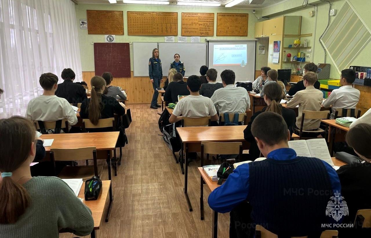 Выпускники школ узнали о профессии «спасатель», а курсанты пополнили багаж знаний о спасательной технике МЧС России Выпускники школ узнали о профессии «спасатель», а курсанты пополнили багаж знаний о спасательной технике МЧС России