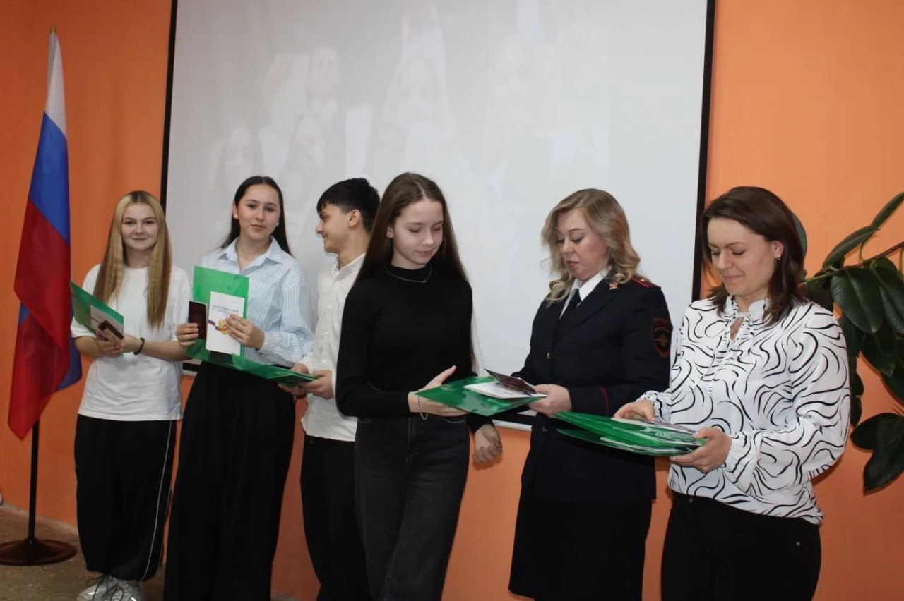 В День Конституции юные жители Тульской области получили свои первые паспорта в рамках Всероссийской акции «Мы – граждане России» В День Конституции юные жители Тульской области получили свои первые паспорта в рамках Всероссийской акции «Мы – граждане России»