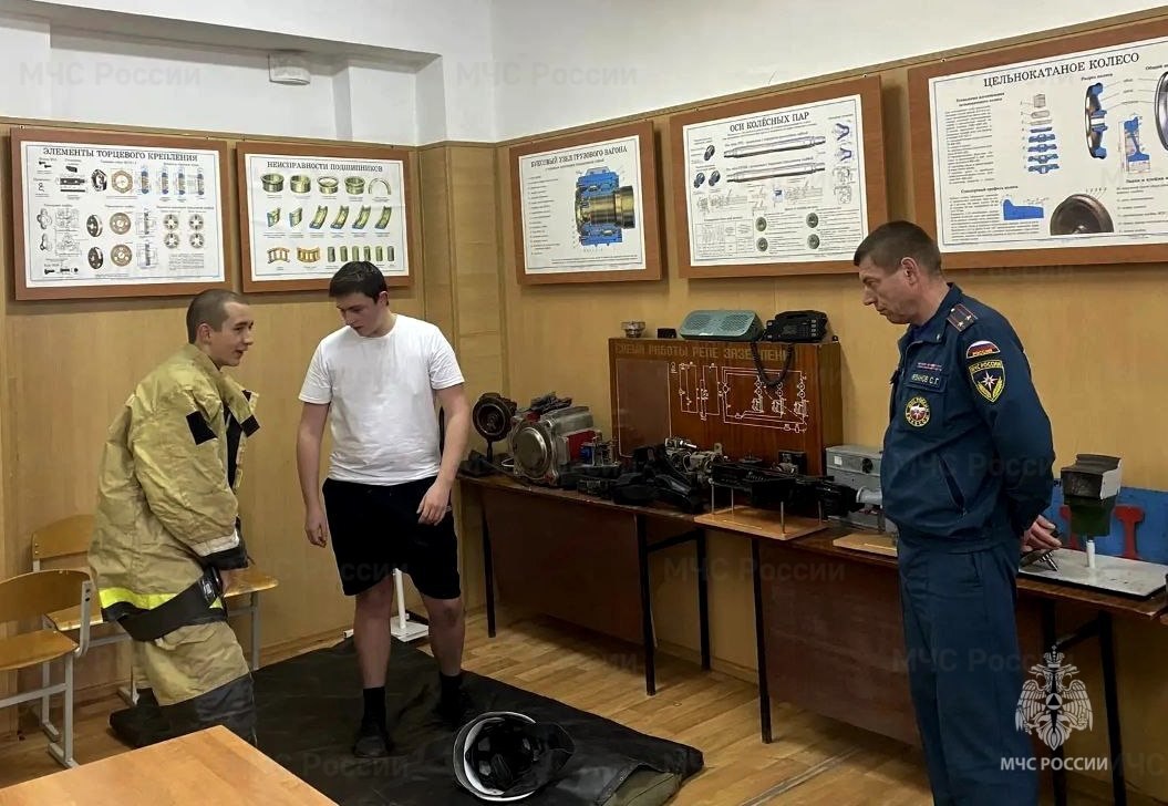 В Одоеве спасатели приняли участие в закрытии «Больших Юнармейских Игр - 2025», а в Узловой - вручили знаки отличия юнармейцам В Одоеве спасатели приняли участие в закрытии «Больших Юнармейских Игр - 2025», а в Узловой - вручили знаки отличия юнармейцам