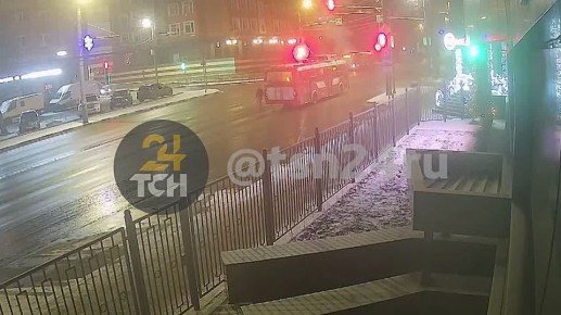 Троллейбус полностью охватило пламенем за пять минут сегодня ночью на улице Болдина