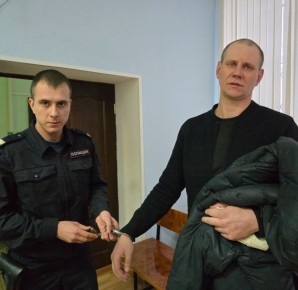 Пьяный кимовчанин подпортил внешность знакомой, кинув в нее стеклянную тарелку