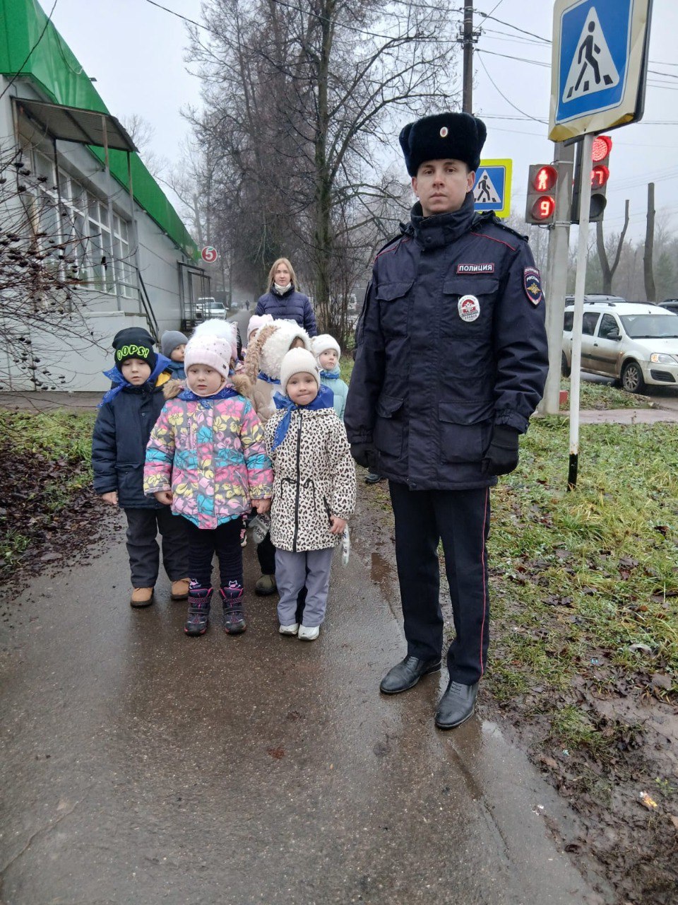 Сотрудники Алексинской Госавтоинспекции Тульской области провели пешеходную экскурсию для дошколят Сотрудники Алексинской Госавтоинспекции Тульской области провели пешеходную экскурсию для дошколят