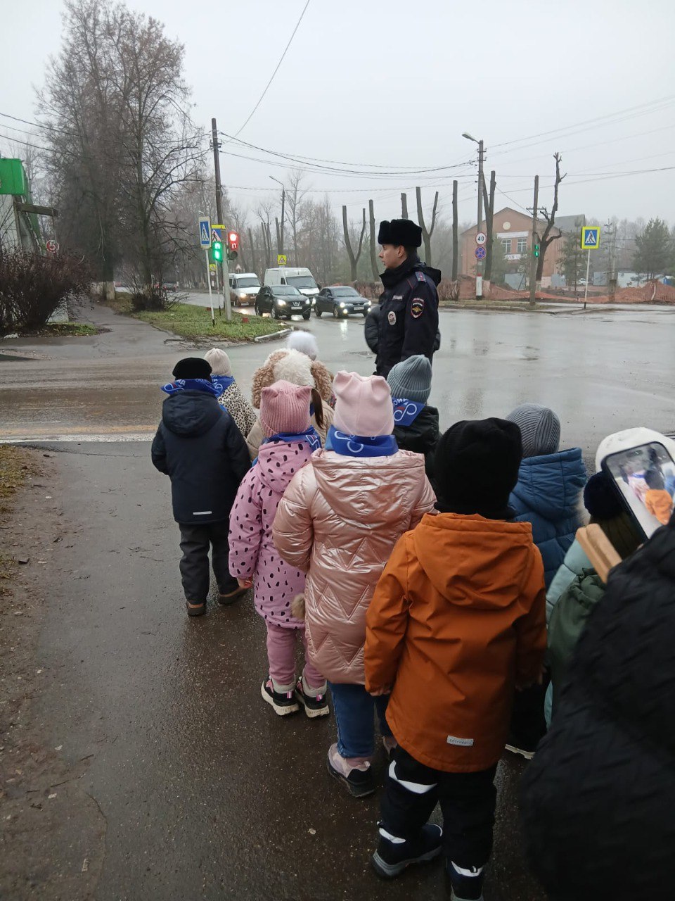 Сотрудники Алексинской Госавтоинспекции Тульской области провели пешеходную экскурсию для дошколят Сотрудники Алексинской Госавтоинспекции Тульской области провели пешеходную экскурсию для дошколят