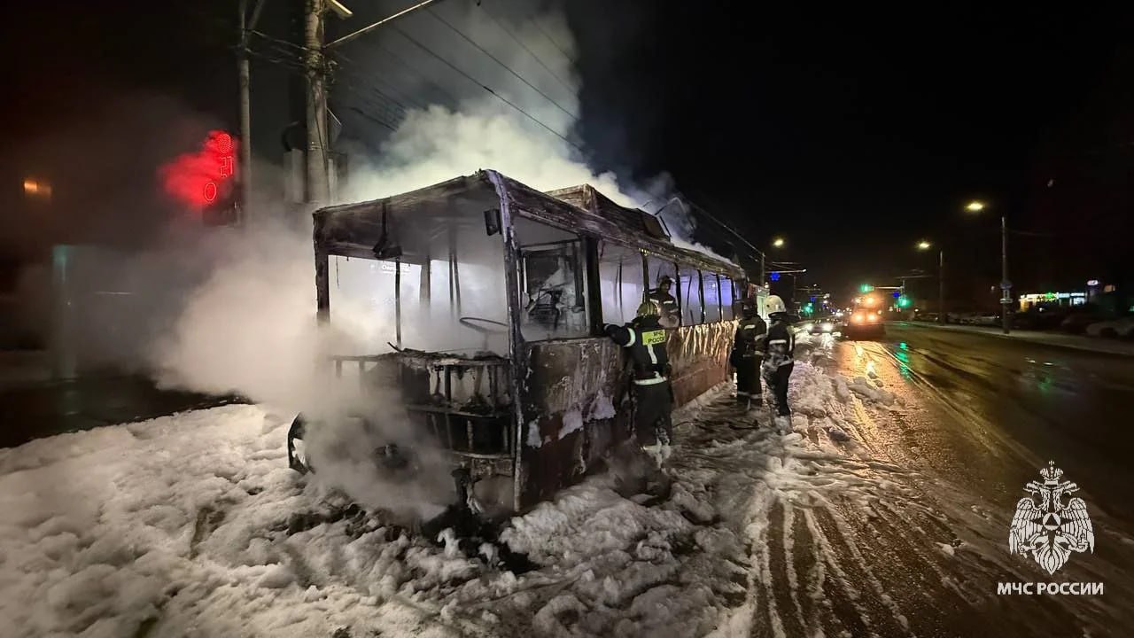 Сгорел дотла, а пассажиры успели выбежать: на улице Болдина ночью полыхал троллейбус
