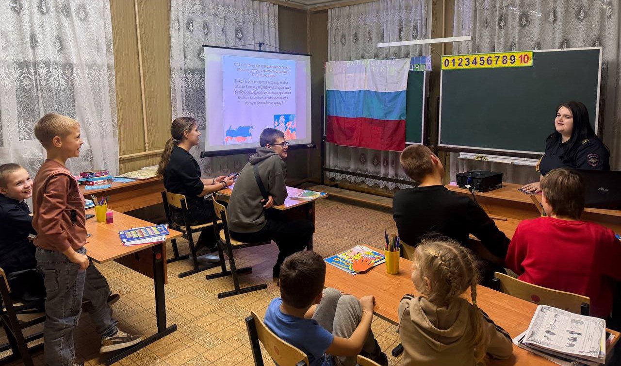 В День Конституции полицейские Киреевского района провели правовой урок для подростков В День Конституции полицейские Киреевского района провели правовой урок для подростков