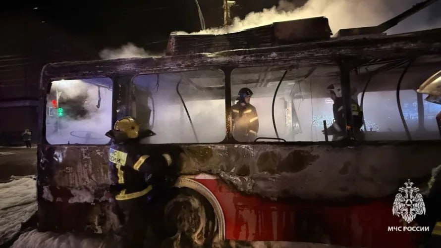 Сгорел дотла, а пассажиры успели выбежать: на улице Болдина ночью полыхал троллейбус Сгорел дотла, а пассажиры успели выбежать: на улице Болдина ночью полыхал троллейбус