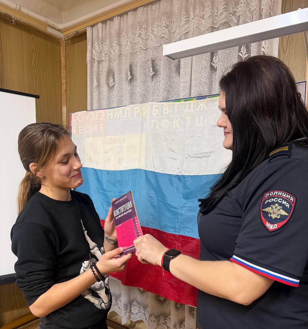 В День Конституции полицейские Киреевского района провели правовой урок для подростков В День Конституции полицейские Киреевского района провели правовой урок для подростков