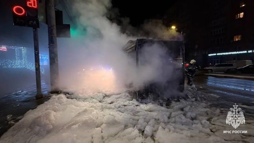 Сгорел дотла, а пассажиры успели выбежать: на улице Болдина ночью полыхал троллейбус Сгорел дотла, а пассажиры успели выбежать: на улице Болдина ночью полыхал троллейбус