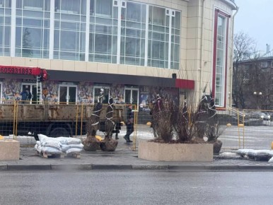 Площадку перед Тульским цирком озеленяют спиреей и пузыреплодником