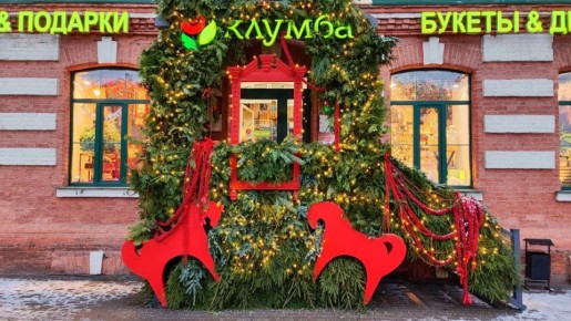 Елки с баранками и фигурками Льва Толстого