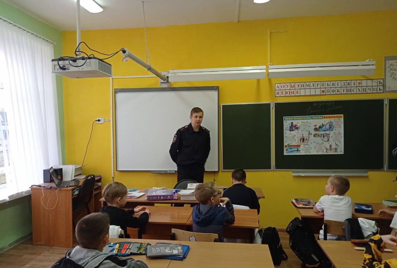 Сотрудники Госавтоинспекции Тульской области проводят с школьниками уроки безопасности перед зимними каникулами Сотрудники Госавтоинспекции Тульской области проводят с школьниками уроки безопасности перед зимними каникулами