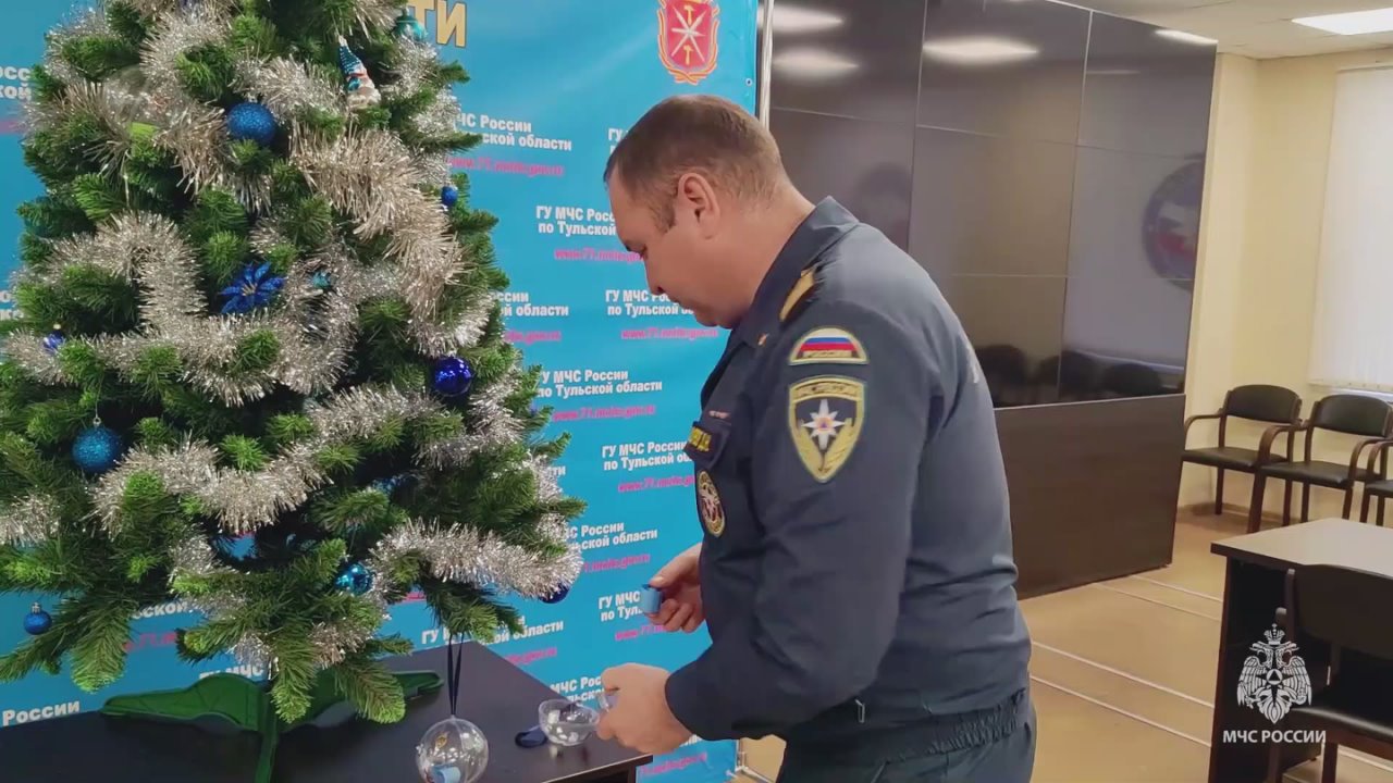 Сотрудники ГУ МЧС России по Тульской области открыли новогоднюю акцию «Елка желаний»
