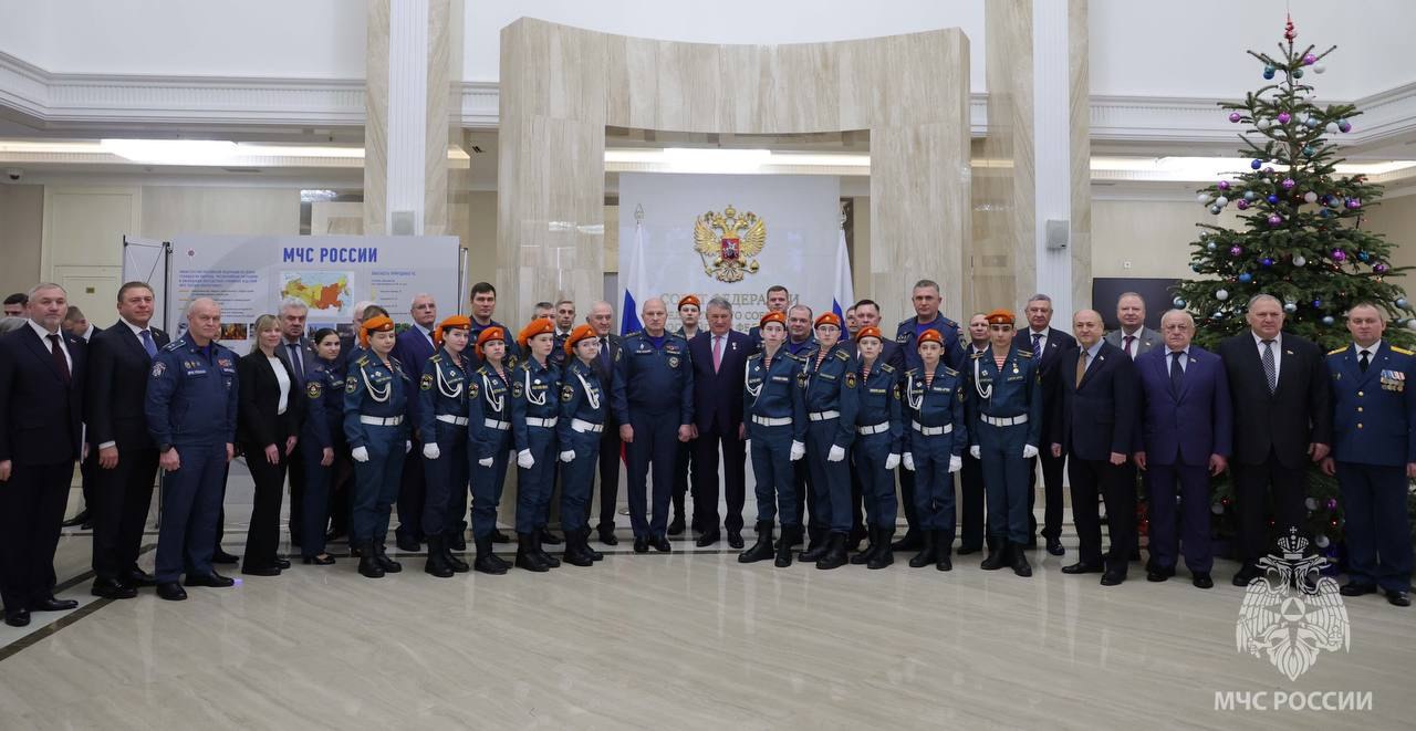 В Совете Федерации организована выставка к 35-летию МЧС России В Совете Федерации организована выставка к 35-летию МЧС России