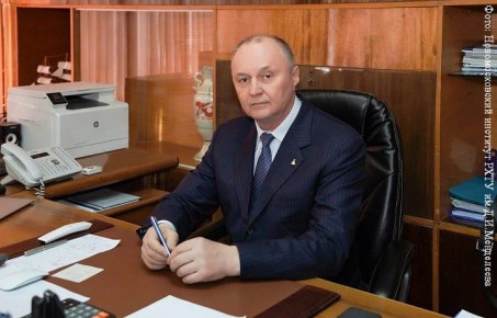 Директор новомосковского РХТУ через суд добился отмены приказа об отстранении от должности