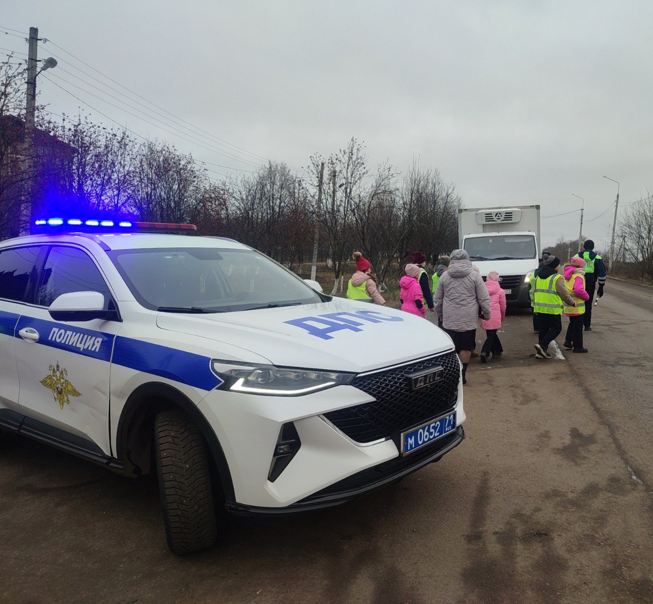 На дорогах Ефремова Тульской области ИДПС с юными помощниками напомнили водителям о соблюдении ПДД в зимний период