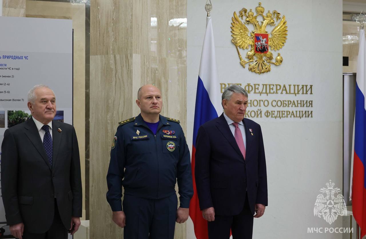 В Совете Федерации организована выставка к 35-летию МЧС России В Совете Федерации организована выставка к 35-летию МЧС России