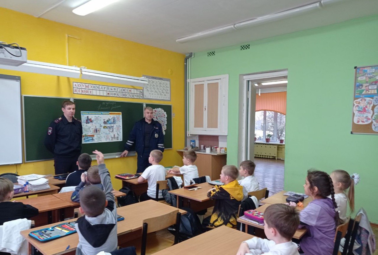 Сотрудники Госавтоинспекции Тульской области проводят с школьниками уроки безопасности перед зимними каникулами Сотрудники Госавтоинспекции Тульской области проводят с школьниками уроки безопасности перед зимними каникулами