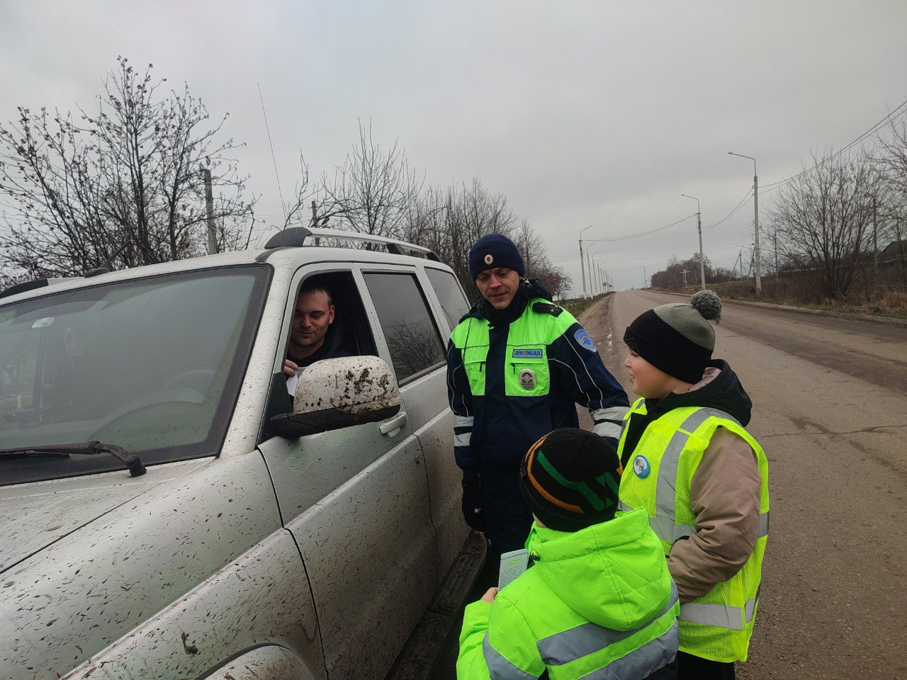 На дорогах Ефремова Тульской области ИДПС с юными помощниками напомнили водителям о соблюдении ПДД в зимний период На дорогах Ефремова Тульской области ИДПС с юными помощниками напомнили водителям о соблюдении ПДД в зимний период