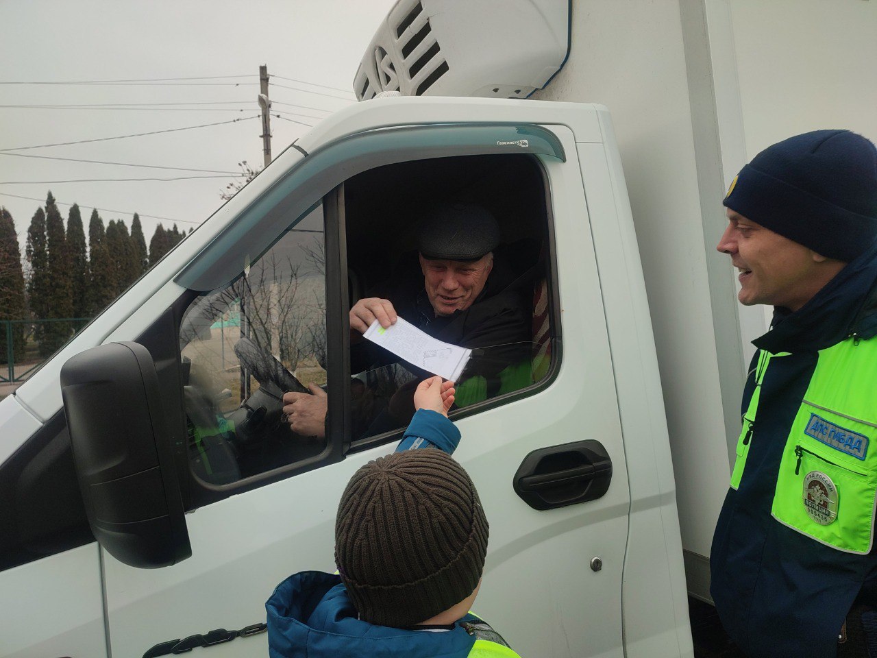 На дорогах Ефремова Тульской области ИДПС с юными помощниками напомнили водителям о соблюдении ПДД в зимний период На дорогах Ефремова Тульской области ИДПС с юными помощниками напомнили водителям о соблюдении ПДД в зимний период