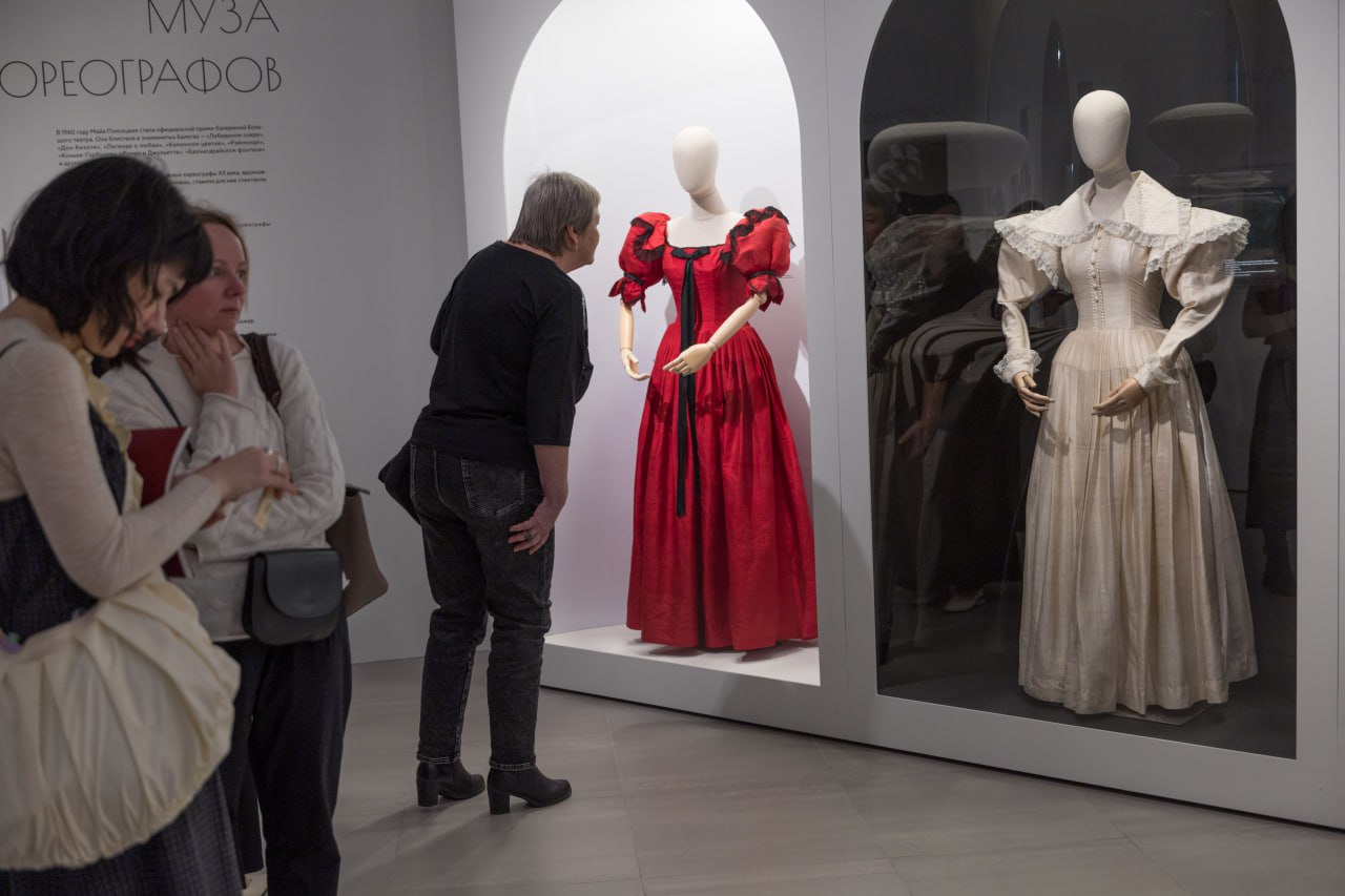 Звезда «Лебединого озера»: в Туле открылась выставка, посвященная 100-летию балерины Майи Плисецкой Звезда «Лебединого озера»: в Туле открылась выставка, посвященная 100-летию балерины Майи Плисецкой