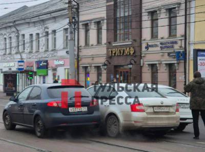 Свидетелями довольного странного ДТП стали туляки на улице Советской в субботу, 20 декабря
