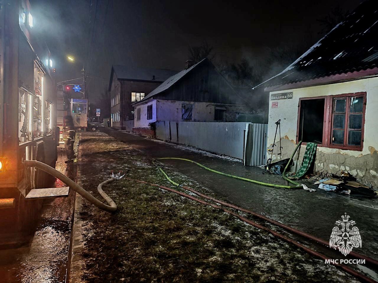 В Туле огнеборцы спасли на пожаре мужчину В Туле огнеборцы спасли на пожаре мужчину