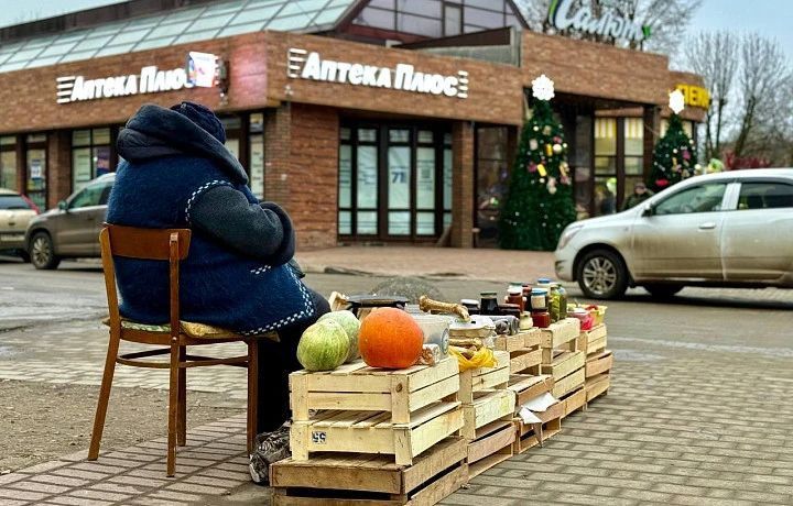 «Чесночина, малиновое варенье за 1 000 рублей и капустка, чтобы опохмелиться»: что и почём продают на тульских развалах перед Новым годом