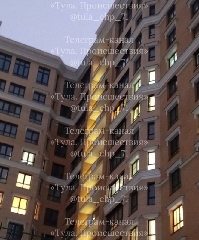 Подросток застрял на перилах балкона на проспекте Ленина в Туле